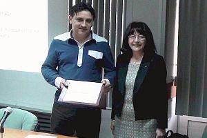 Д-р Гергана Жулева връчва наградата на Йордан Георгиев, координаторът на ПДИ за област Силистра