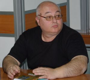 д-р Гергана Жулева връчва грамота на Цветан Тодоров