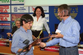 Христо Христов, в. Дневник, връчва наградата на Росен Босев